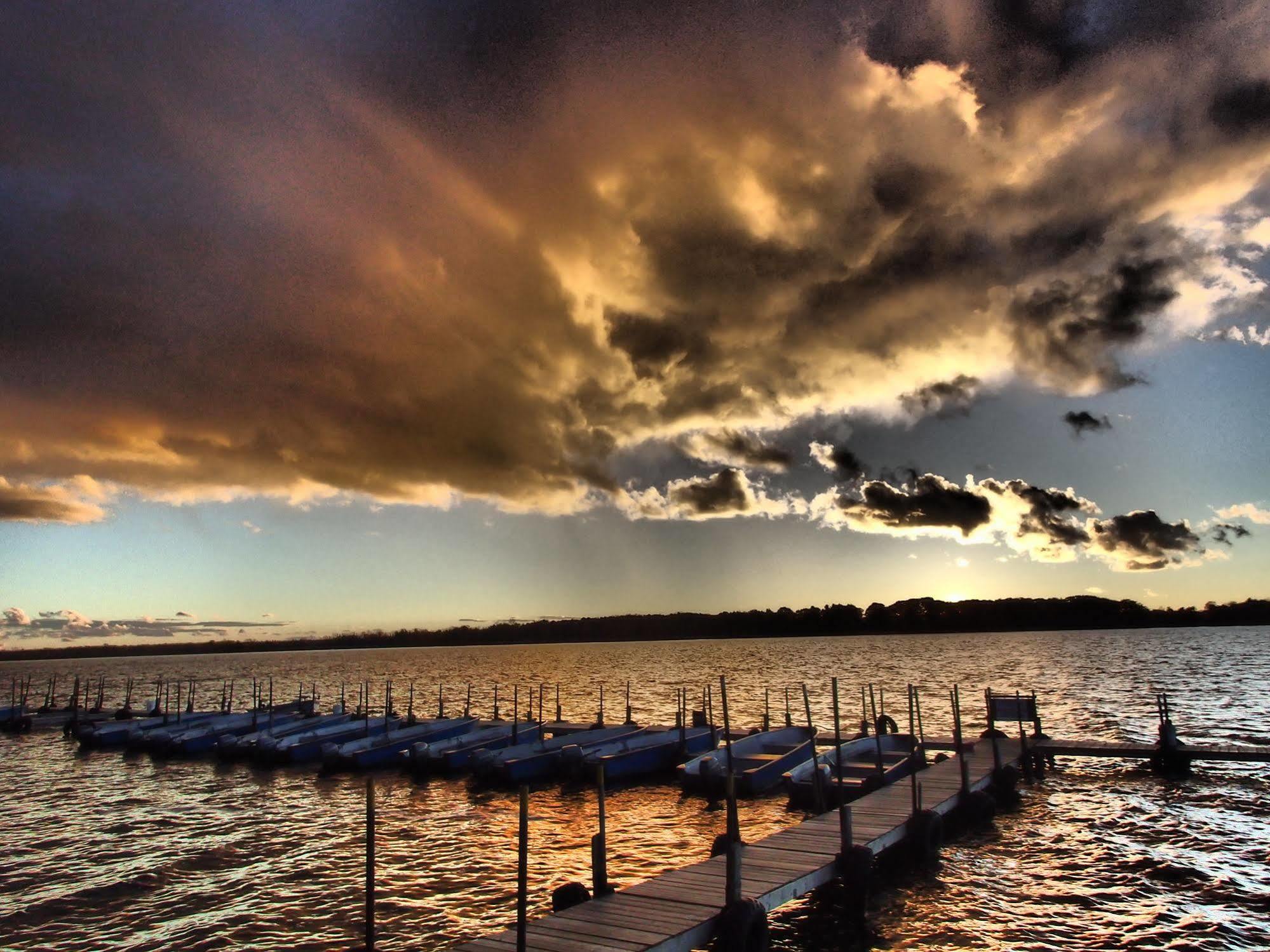 Lake Dalrymple Resort Lagoon City Екстер'єр фото