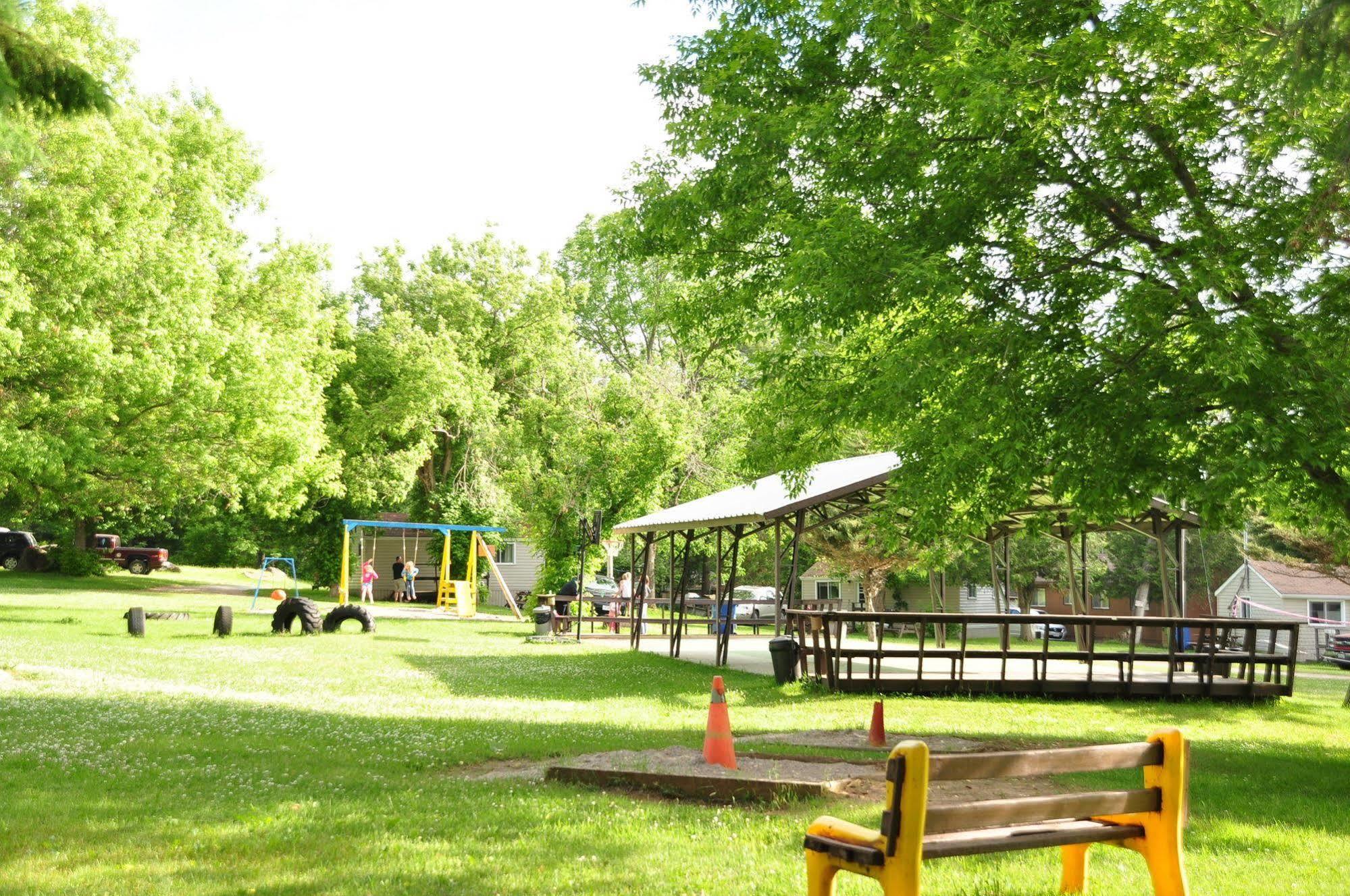 Lake Dalrymple Resort Lagoon City Екстер'єр фото